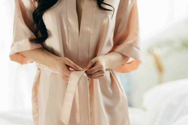 Comment choisir des robes fourreau pour un look de soirée élégant?