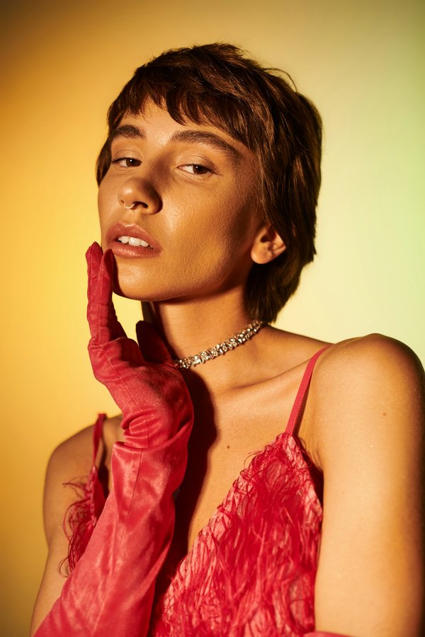 Quelles astuces pour intégrer des bijoux en émail dans des looks professionnels?