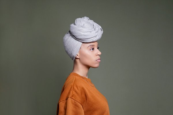 Comment porter des foulards en soie de manière créative?